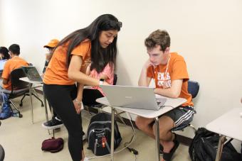 Orientation Advisor helping a student with registration.