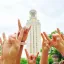 students making the Hook 'Em hand signal